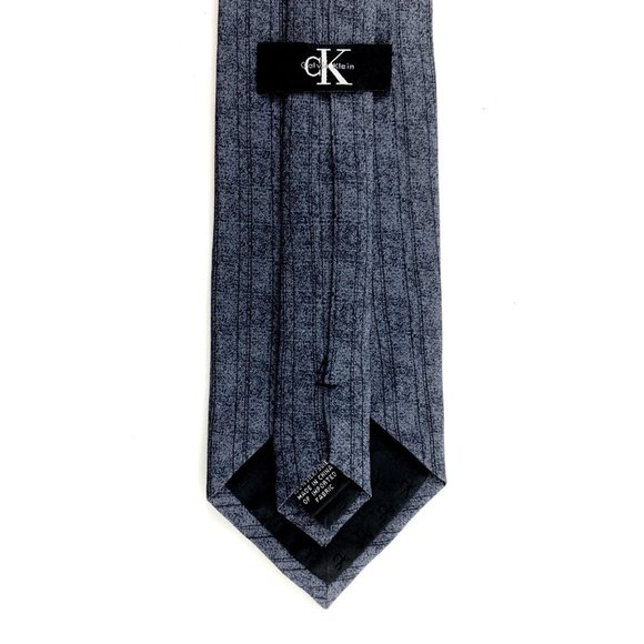 Calvin Klein Men's Silk Necktie. Gray. Solid Elongated Pattern. - Picture 3 of 3